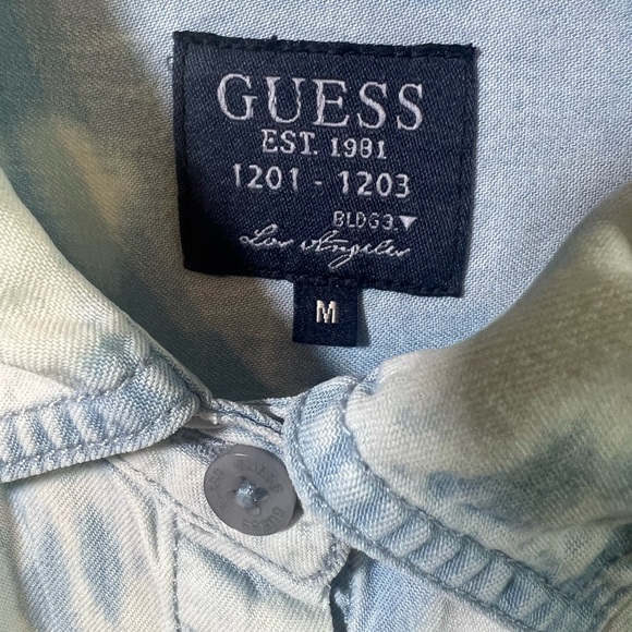 Guess button down denim jean top bleach washed long sleeve high low hem M - Picture 2 of 11